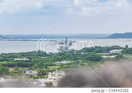 沖縄 勝連城跡から望む海中道路 沖縄 勝連城跡から望む海中道路 139542162