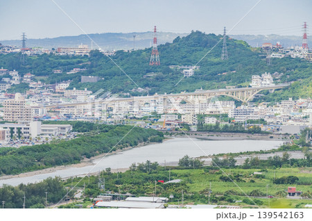 沖縄　なかきす大橋と洲崎水路（勝連城跡から） 139542163