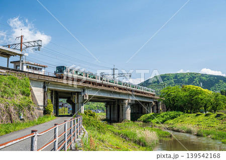湖西線永原駅に到着した電車 滋賀県長浜市西浅井町 湖西線永原駅に到着した電車 滋賀県長浜市西浅井町 139542168