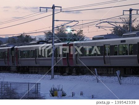 バチバチと火花を飛ばして走る電車（架線スパーク、パンタスパーク)） 139542339