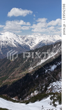 西穂山荘付近から望む北アルプスの山並み 139542398