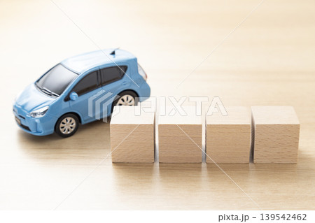 車の模型と無地のブロック 車の模型と無地のブロック 139542462