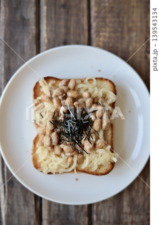 納豆と切り干し大根の甘酢漬けの和トースト 139543134