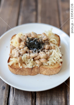 納豆と切り干し大根の甘酢漬けの和トースト 納豆と切り干し大根の甘酢漬けの和トースト 139543136