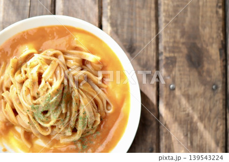 平打ち玄米麺で作ったカニトマトクリームパスタ　グルテンフリー麺 139543224