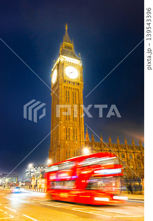 ロンドン　夜のビッグ・ベンとダブルデッカー 139543396
