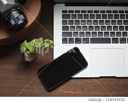 スマホとPCの俯瞰デスク 139543458