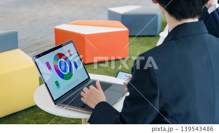 オフィスでミーティングするビジネスパーソンのグループ オフィスでミーティングするビジネスパーソンのグループ 139543486