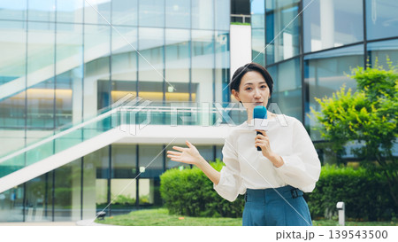 街を紹介する女性レポーター 街を紹介する女性レポーター 139543500