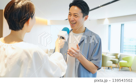 インタビューを受ける男性 139543502