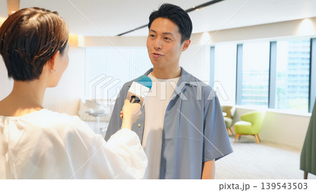 インタビューを受ける男性 インタビューを受ける男性 139543503