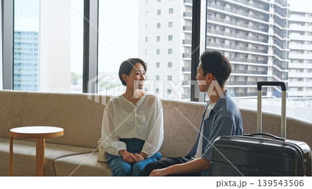 眺めの良い部屋でくつろぐカップル 139543506