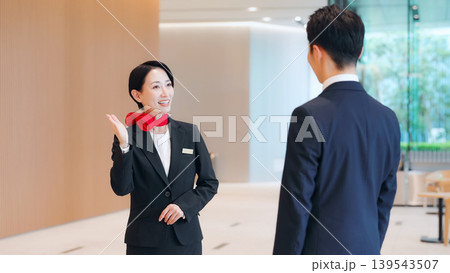 接客する女性スタッフ 139543507