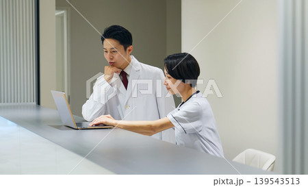 医師と相談する女性医療スタッフ 139543513