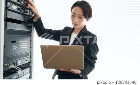 サーバーを点検する女性エンジニア サーバーを点検する女性エンジニア 139543540