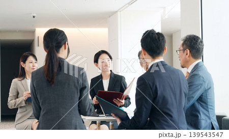 ミーティングする幅広い世代の男女ビジネスパーソンのグループ 139543547