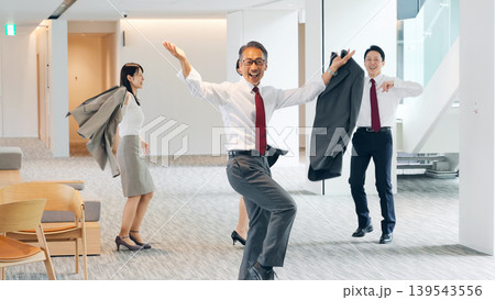 オフィスでダンスする男女ビジネスパーソンのグループ 139543556