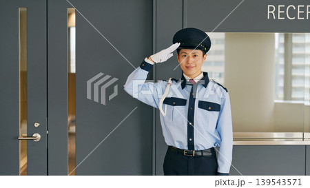 入り口で敬礼する男性警備員 139543571