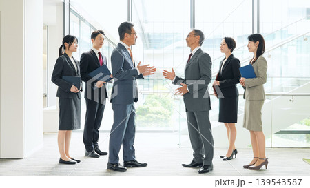 オフィスで会話するビジネスパーソンのグループ 139543587