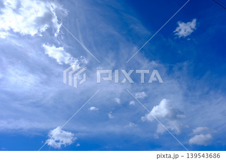 初夏の青空と白い雲 初夏の青空と白い雲 139543686