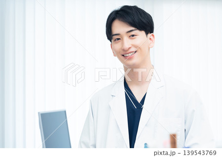 病院で働く若い男性 病院で働く若い男性 139543769