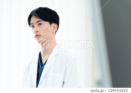 病院で働く若い男性 病院で働く若い男性 139543810