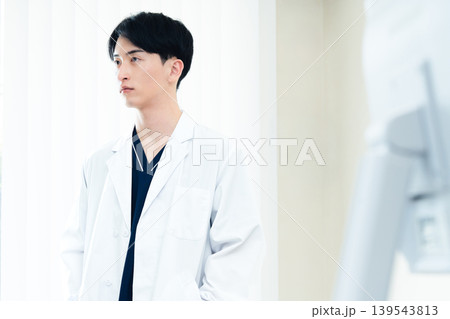 病院で働く若い男性 病院で働く若い男性 139543813