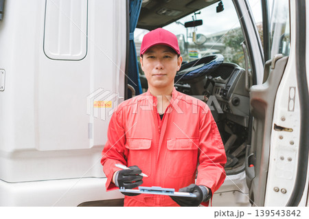 40‑something worker 40‑something worker 139543842