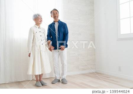 並んで立っている女性と男性 ライフスタイルイメージ 並んで立っている女性と男性 ライフスタイルイメージ 139544024