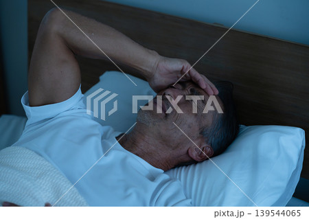 ベッドで眠るシニア男性　ライフスタイルイメージ 139544065