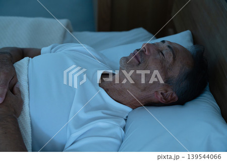 ベッドで眠るシニア男性　ライフスタイルイメージ 139544066