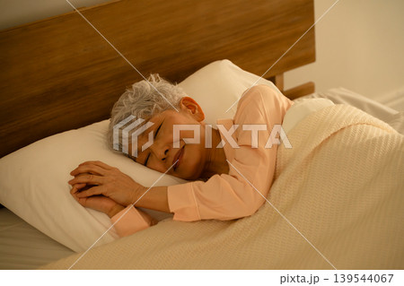 ベッドで眠るシニア女性 ライフスタイルイメージ ベッドで眠るシニア女性 ライフスタイルイメージ 139544067