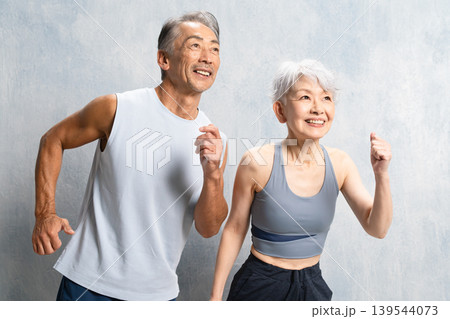 トレーニングウェア姿のシニア男女　スポーツイメージ 139544073