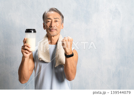 プロテインを飲むシニア男性 スポーツイメージ プロテインを飲むシニア男性 スポーツイメージ 139544079