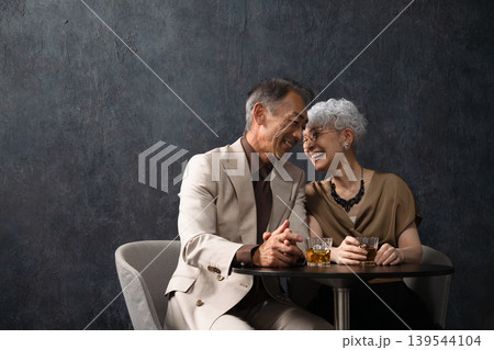 ブランデーを飲むシニア男女　ライフスタイルイメージ 139544104