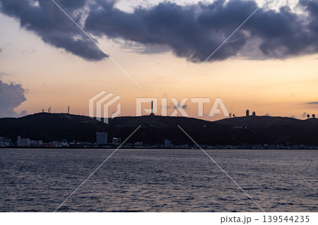 夕暮れの宗谷海峡とノシャップ岬のシルエット風景 夕暮れの宗谷海峡とノシャップ岬のシルエット風景 139544235