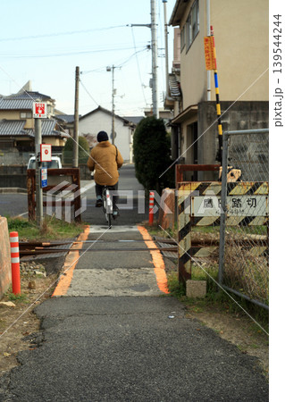 里道の踏切と自転車 里道の踏切と自転車 139544244