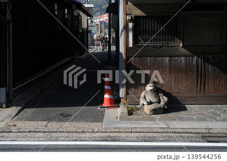 旧街道の建物と路地 139544256