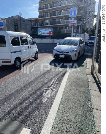 交通量が多く道幅の狭い危険な道路風景 139544579