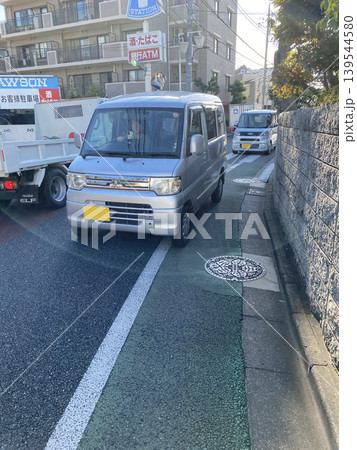交通量が多く道幅の狭い危険な道路風景 139544580