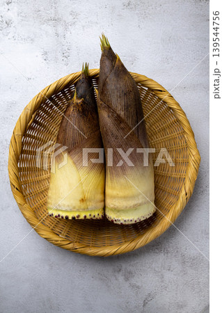 ざるに盛ったたけのこ3本 春の旬食材 ざるに盛ったたけのこ3本 春の旬食材 139544756