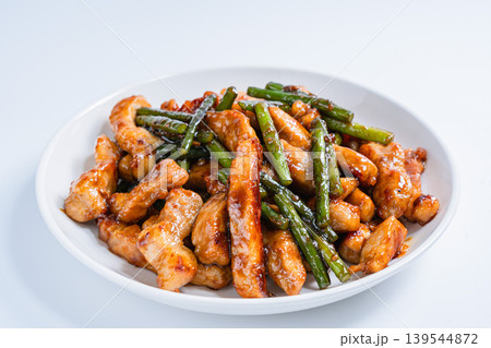 豚ロースとにんにくの芽の炒め物 スタミナ満点の肉野菜炒め 白背景 豚ロースとにんにくの芽の炒め物 スタミナ満点の肉野菜炒め 白背景 139544872