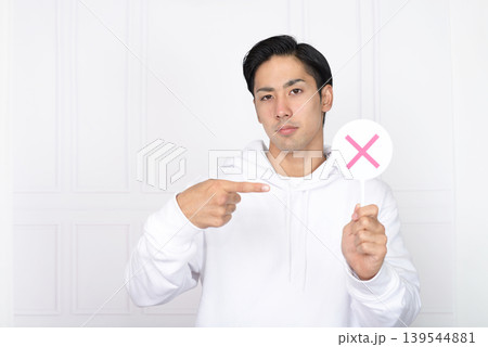 不正解のマークを持つ男性 不正解のマークを持つ男性 139544881