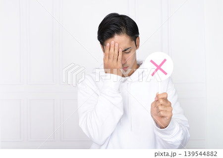 不正解のマークを持つ男性 不正解のマークを持つ男性 139544882