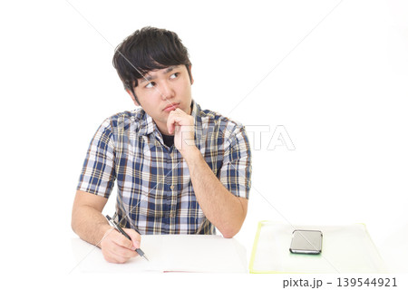 勉強をする男性 勉強をする男性 139544921