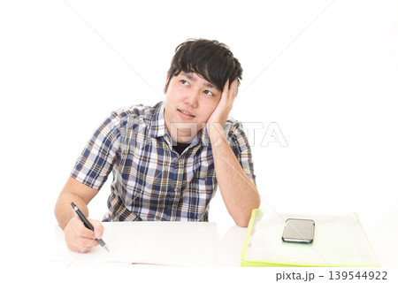 勉強をする男性 勉強をする男性 139544922