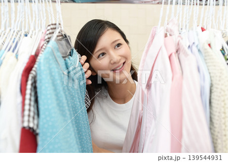 衣類を選ぶ女性 139544931