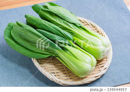 青梗菜 ざるに乗せた新鮮なチンゲンサイ 139544957