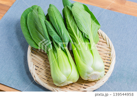 青梗菜 ざるに乗せた新鮮なチンゲンサイ 青梗菜 ざるに乗せた新鮮なチンゲンサイ 139544958
