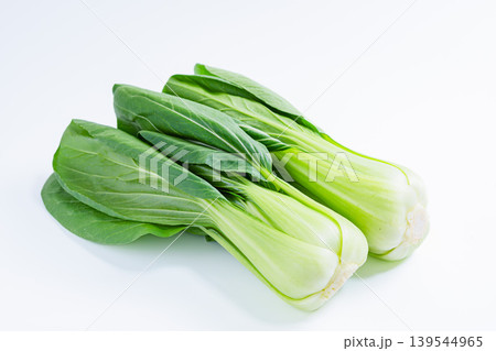青梗菜の白背景写真 新鮮なチンゲンサイの野菜素材 139544965